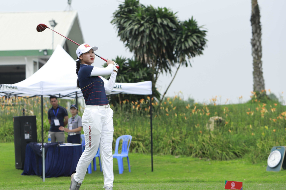 VĐV Phạm Thị Yến Vi (Việt Nam) thi đấu ở hố golf số 10 vòng 1 cá nhân nữ. (Ảnh: Hoàng Hùng/TTXVN)