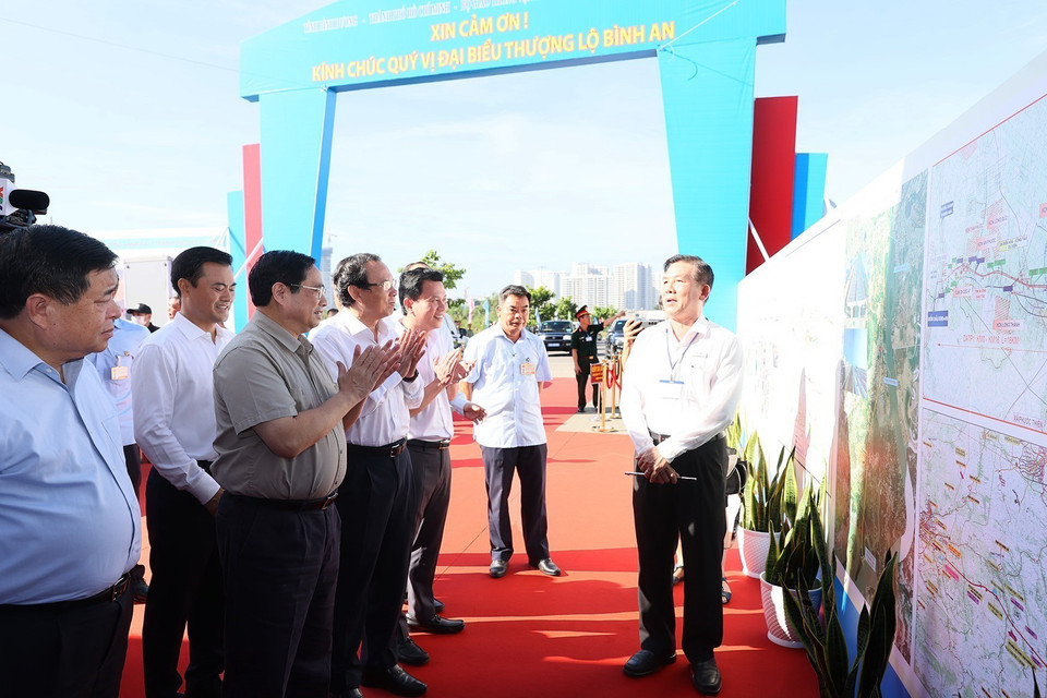 Thủ tướng Phạm Minh Chính nghe báo cáo về Dự án đầu tư xây dựng đường Vành đai 3 Thành phố Hồ Chí Minh. (Ảnh: Dương Giang/TTXVN)