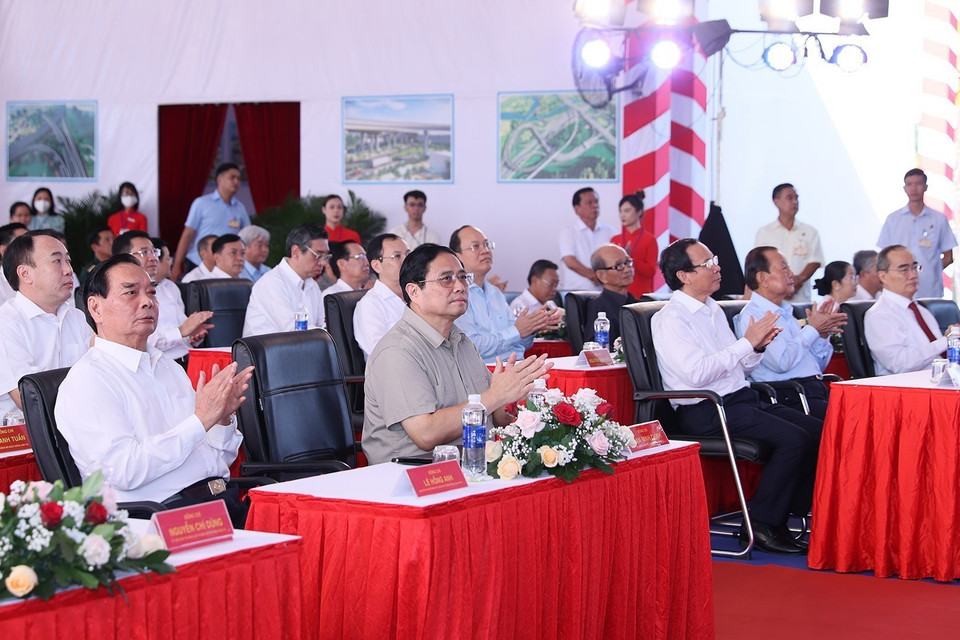 Thủ tướng Phạm Minh Chính và các đại biểu dự lễ khởi công Dự án đầu tư xây dựng đường Vành đai 3 Thành phố Hồ Chí Minh. (Ảnh: Dương Giang/TTXVN)