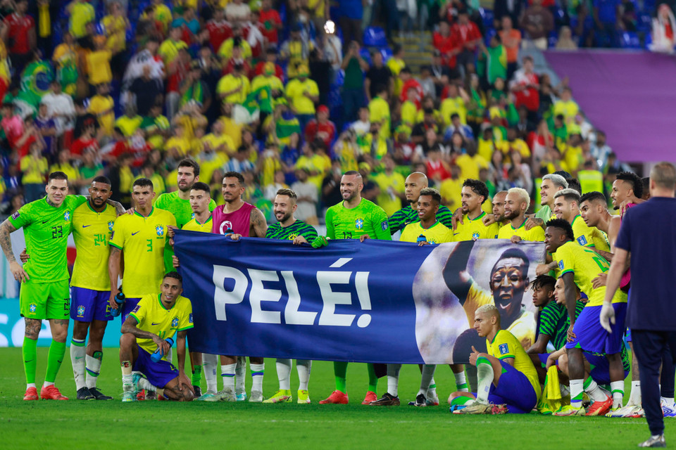Sau trận đấu vòng 1/8, các cầu thủ Brazil đã tri ân 'Vua bóng đá' Pele - người đang nhập viện vì bạo bệnh nhưng vẫn cố gắng theo dõi trận đấu qua truyền hình. (Ảnh: Hải An/Vietnam+)