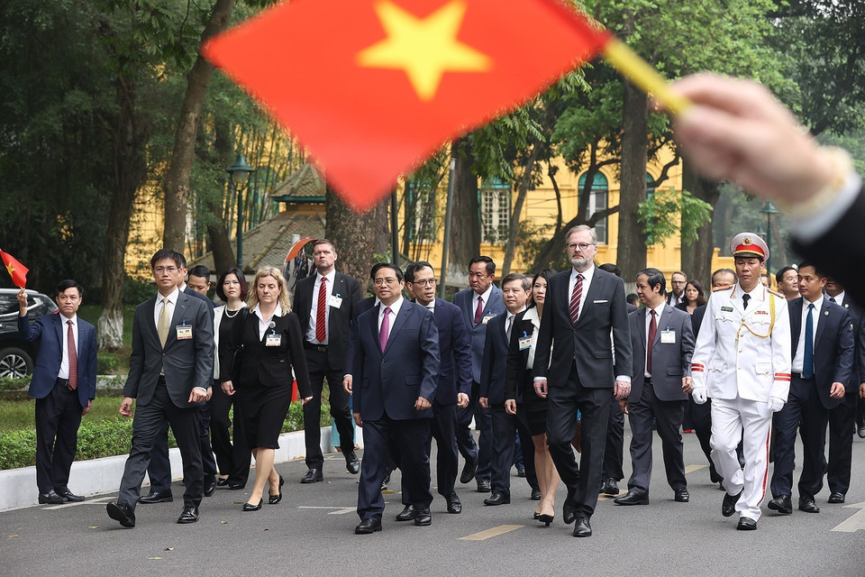 Thủ tướng Phạm Minh Chính và Thủ tướng nước Cộng hòa Séc Petr Fiala tại lễ đón. (Ảnh: Dương Giang/TTXVN)