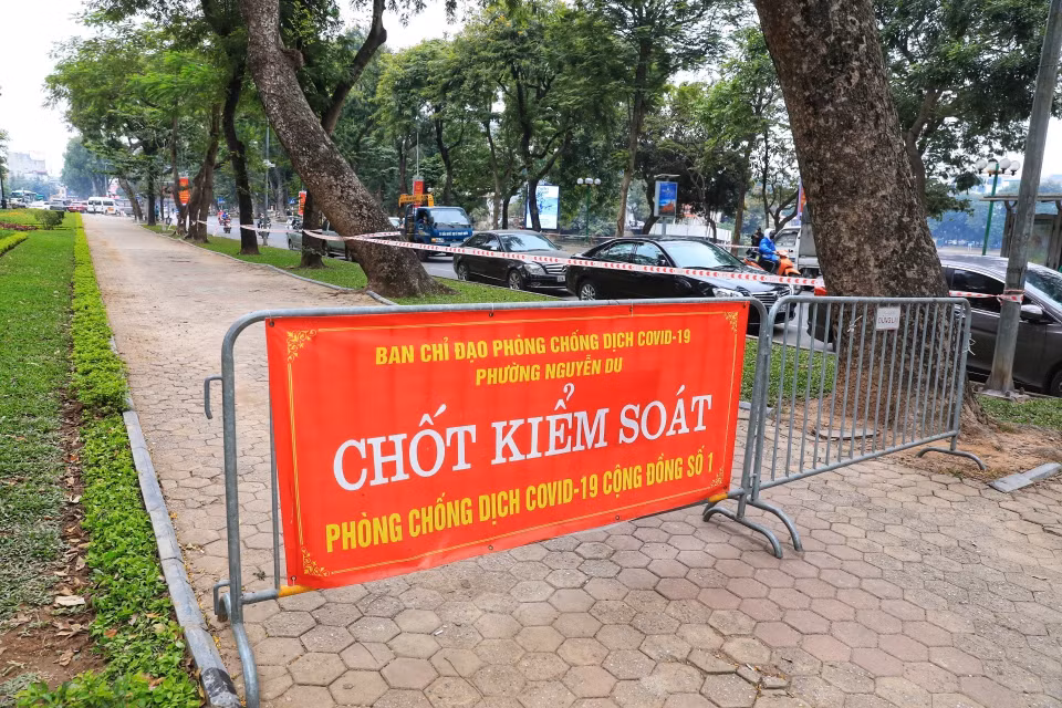 Khu vực quanh hồ Thiền Quang (quận Hai Bà Trưng) hạn chế người dân vào tập thể dục. (Ảnh: Minh Quyết/TTXVN)