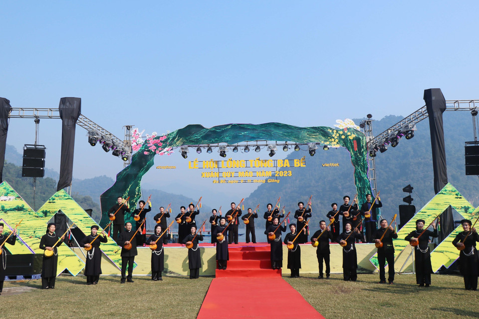 Các tiết mục ca nhạc đặc sắc được biểu diễn ở lễ hội. (Ảnh: Vũ Hoàng Giang/TTXVN)