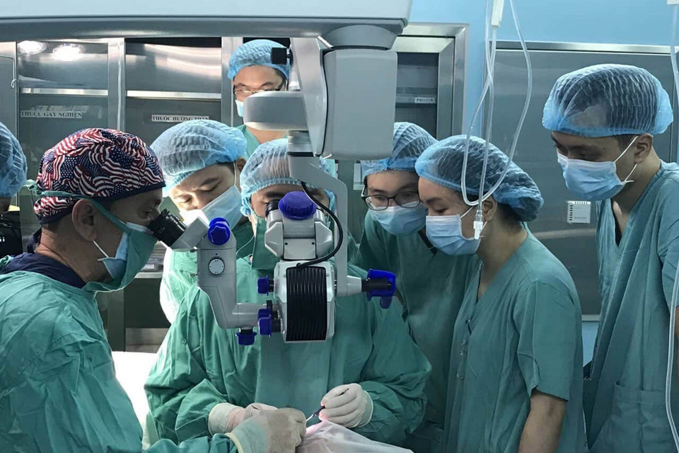 Bệnh viện Trung ương Huế là một trong những đơn vị dẫn đầu cả nước về số lượng dịch vụ kỹ thuật được áp dụng trong khám, chữa bệnh của tất cả các chuyên khoa. Hằng năm, hàng trăm kỹ thuật mới được cập nhật và triển khai thực hiện, việc điều trị thành công những ca bệnh khó luôn đạt tỷ lệ cao trong cả nước. Đặc biệt trong những năm gần đây, Bệnh viện liên tiếp có nhiều đột phá trong các lĩnh vực điều trị kỹ thuật cao, chuyên sâu. (Ảnh: Hồ Cầu/TTXVN)
