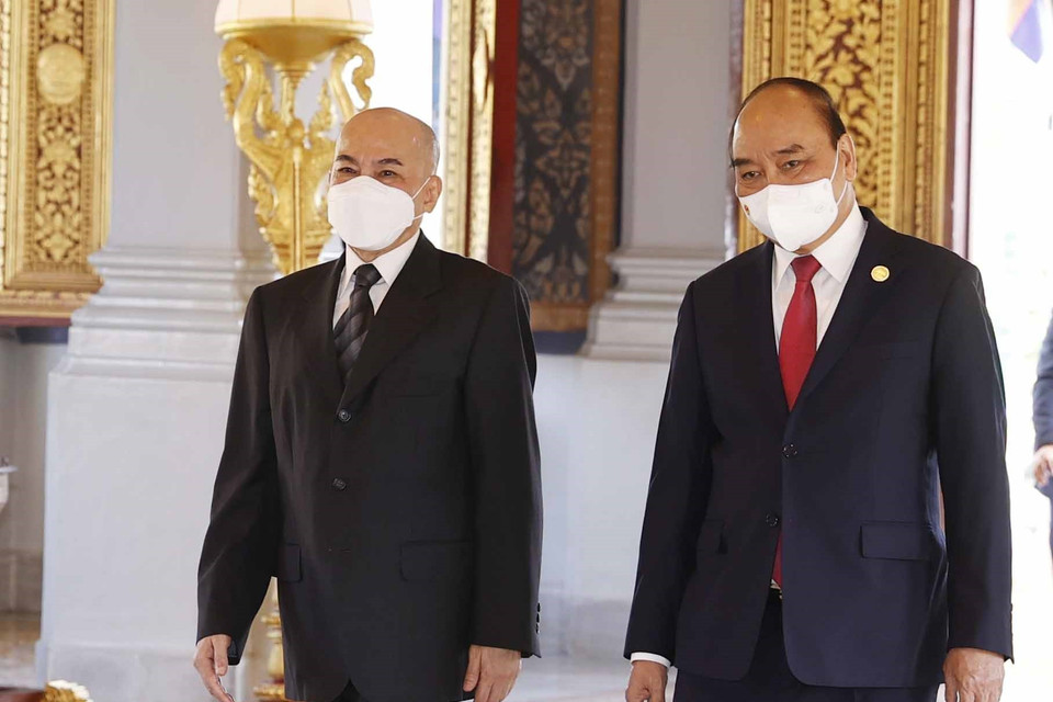 Chủ tịch nước Nguyễn Xuân Phúc và Quốc vương Campuchia Norodom Sihamoni tại Cung điện Hoàng gia Campuchia. (Ảnh: Thống Nhất/TTXVN)