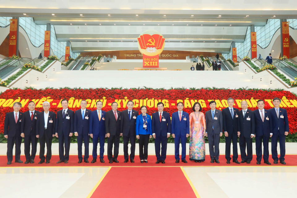 Đồng chí Phạm Bình Minh, Ủy viên Bộ Chính trị, Phó Thủ tướng Chính phủ, Bộ trưởng Bộ Ngoại giao và Đoàn đại biểu Đảng bộ Bộ Ngoại giao. (Nguồn: TTXVN)