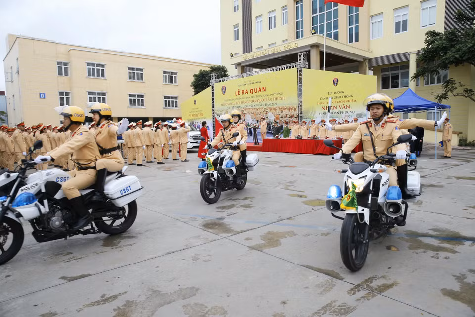Lễ ra quân thực hiện cao điểm bảo đảm trật tự an toàn giao thông. (Ảnh: Doãn Tấn/TTXVN)