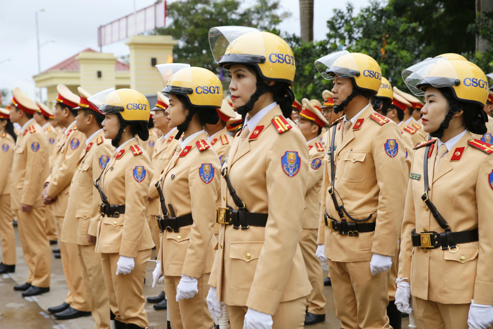 Các nữ chiến sỹ cảnh sát giao thông ra quân thực hiện cao điểm bảo đảm trật tự an toàn giao thông. (Ảnh: Doãn Tấn/TTXVN)