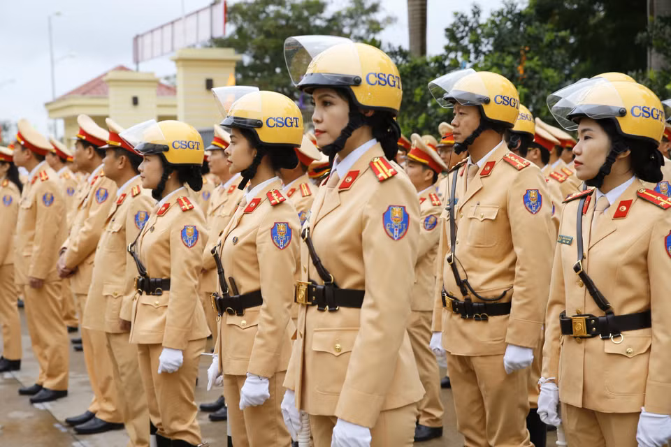 Các nữ chiến sỹ cảnh sát giao thông ra quân thực hiện cao điểm bảo đảm trật tự an toàn giao thông. (Ảnh: Doãn Tấn/TTXVN)