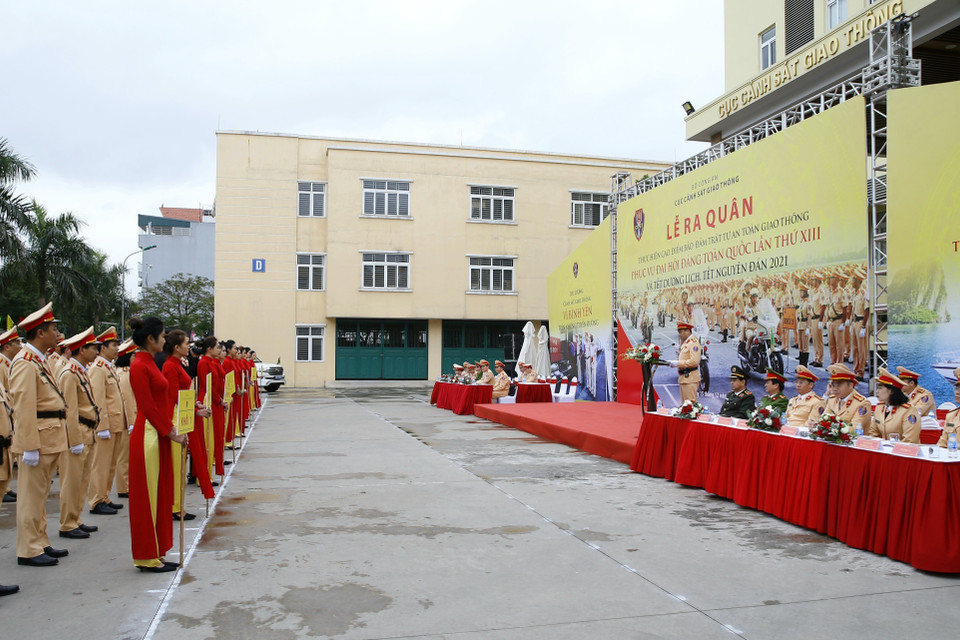 Quang cảnh Lễ ra quân thực hiện cao điểm bảo đảm trật tự an toàn giao thông. (Ảnh: Doãn Tấn/TTXVN)