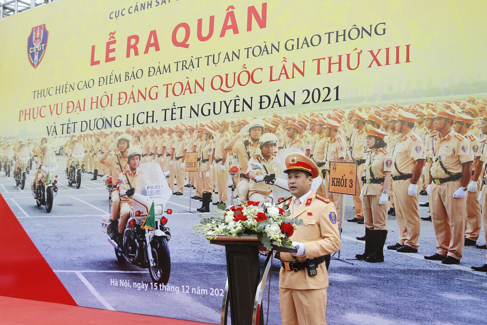 Trung tá Nguyễn Trường Sơn, Đội trưởng Đội 2, Phòng tuần tra hướng dẫn đường cao tốc, Cục Cảnh sát giao thông, thay mặt cán bộ, chiến sỹ tuyên thệ bảo đảm trật tự an toàn giao thông. (Ảnh: Doãn Tấn/TTXVN)