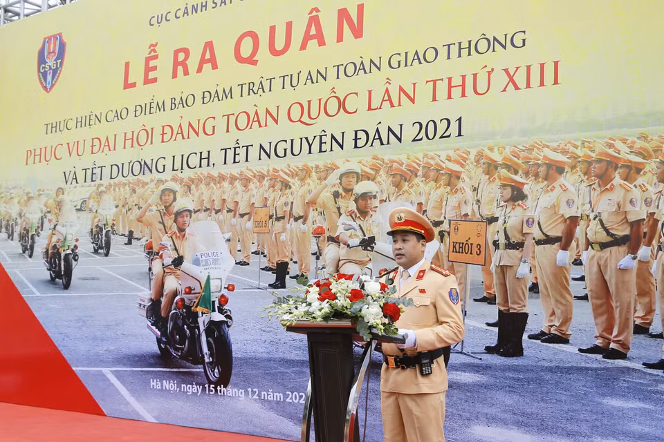Trung tá Nguyễn Trường Sơn, Đội trưởng Đội 2, Phòng tuần tra hướng dẫn đường cao tốc, Cục Cảnh sát giao thông, thay mặt cán bộ, chiến sỹ tuyên thệ bảo đảm trật tự an toàn giao thông. (Ảnh: Doãn Tấn/TTXVN)