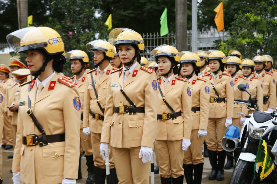 Các nữ chiến sỹ cảnh sát giao thông ra quân thực hiện cao điểm bảo đảm trật tự an toàn giao thông. (Ảnh: Doãn Tấn/TTXVN)