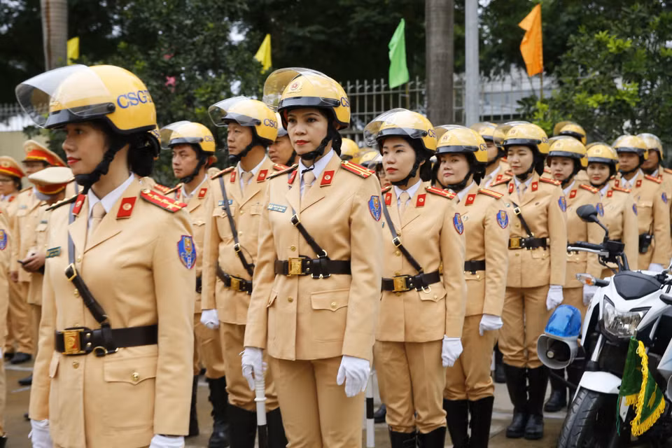 Các nữ chiến sỹ cảnh sát giao thông ra quân thực hiện cao điểm bảo đảm trật tự an toàn giao thông. (Ảnh: Doãn Tấn/TTXVN)