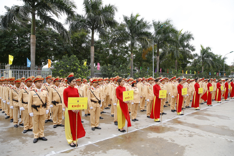 Quang cảnh Lễ ra quân thực hiện cao điểm bảo đảm trật tự an toàn giao thông. (Ảnh: Doãn Tấn/TTXVN)