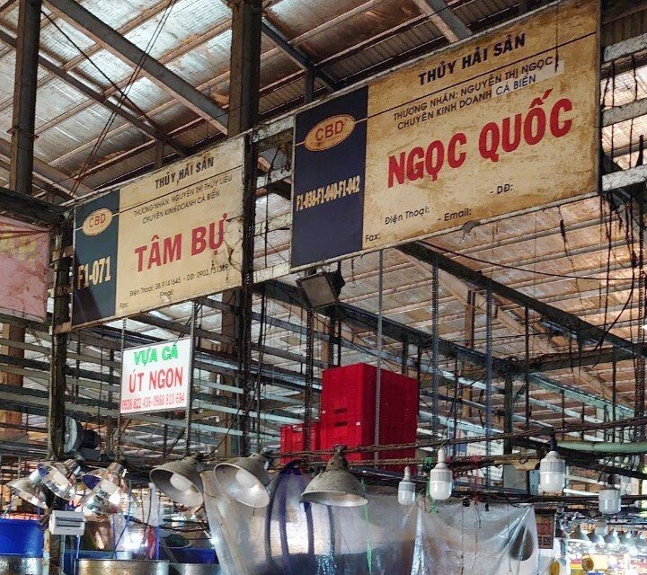 Lực lượng chức năng triển khai phun thuốc khử khuẩn tại khuôn viên trong lồng chợ Bình Điền. (Ảnh: TTXVN phát)