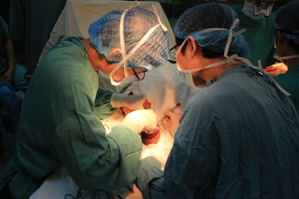 Bệnh viện Trung ương Huế là một trong những đơn vị dẫn đầu cả nước về số lượng dịch vụ kỹ thuật được áp dụng trong khám, chữa bệnh của tất cả các chuyên khoa. Đặc biệt trong những năm gần đây, Bệnh viện liên tiếp có nhiều đột phá trong các lĩnh vực điều trị kỹ thuật cao, chuyên sâu. Trong ảnh: Ca phẫu thuật vi phẫu bằng ứng dụng camera 3D phóng đại tại trung tâm chấn thương chỉnh hình Bệnh viện Trung ương Huế. (Ảnh: Hồ Cầu/TTXVN)