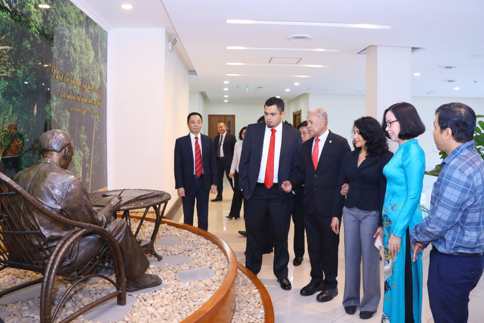 Tổng Giám đốc Thông tấn xã Việt Nam Vũ Việt Trang và Tổng Bí thư Đảng Lao động Mexico Alberto Anaya Gutierrez với các đại biểu bên bức tượng Chủ tịch Hồ Chí Minh. (Ảnh: Văn Điệp/TTXVN)