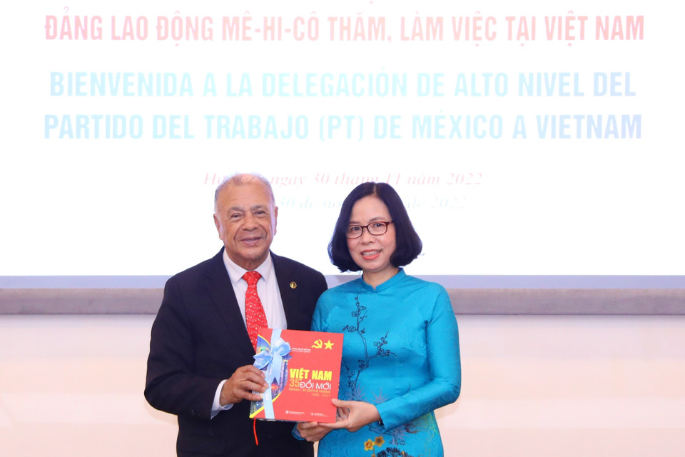 Tổng Giám đốc Thông tấn xã Việt Nam Vũ Việt Trang tặng sách “Việt Nam 35 năm đổi mới” cho Tổng Bí thư Đảng Lao động Mexico Alberto Anaya Gutierrez. (Ảnh: Văn Điệp/TTXVN)