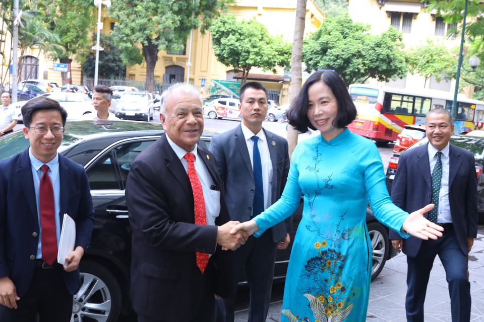 Tổng Giám đốc TTXVN Vũ Việt Trang đón Tổng Bí thư Đảng Lao động Mexico Alberto Anaya Gutierrez. (Ảnh: Văn Điệp/TTXVN)