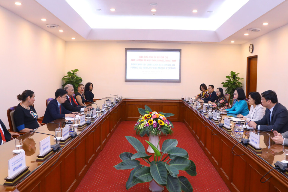 Quang cảnh buổi làm việc giữa Tổng Giám đốc TTXVN Vũ Việt Trang với Tổng Bí thư Đảng Lao động Mexico Alberto Anaya Gutierrez. (Ảnh: Văn Điệp/TTXVN)