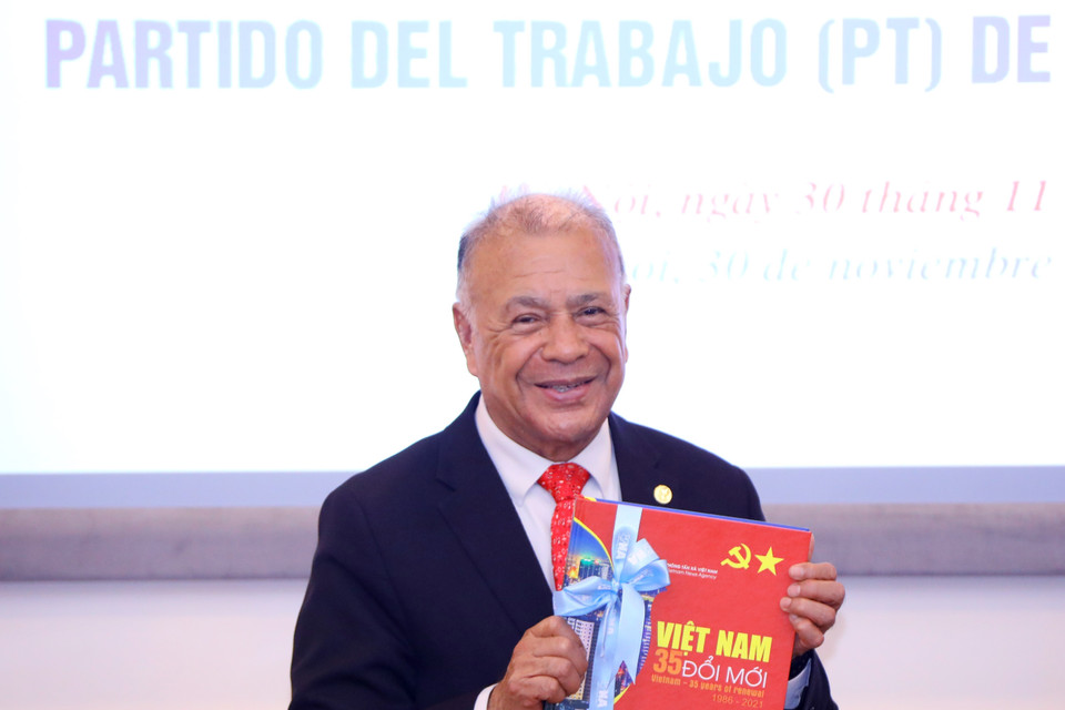 Tổng Bí thư Đảng Lao động Mexico Alberto Anaya Gutierrez với cuốn sách do Tổng Giám đốc Thông tấn xã Việt Nam Vũ Việt Trang tặng. (Ảnh: Văn Điệp/TTXVN)