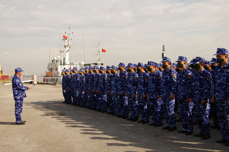 Nhằm nâng cao chất lượng tổng hợp, khả năng tổ chức chỉ huy, trình độ kỹ chiến thuật, tính hiệp đồng cho cán bộ các cấp, đồng thời qua đó đánh giá, kiểm tra năng lực của cán bộ, chiến sỹ trên các tàu của đơn vị trong việc khai thác, sử dụng vũ khí, trang bị kỹ thuật, vừa qua, trên khu vực vịnh Bắc bộ, Bộ Tư lệnh Vùng Cảnh sát biển 1 tổ chức thành công đợt huấn luyện, kiểm tra chiến thuật vòng tổng hợp và bắn súng, pháo trên biển năm 2021. Hải đoàn 11 quán triệt nhiệm vụ trước khi lên đường thực hiện nhiệm vụ. (Ảnh: TTXVN)