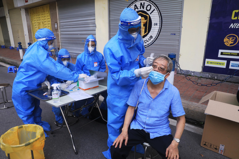 Người dân được xét nghiệm trước khi tiêm vaccine phòng COVID-19. (Ảnh: Lâm Khánh/TTXVN)