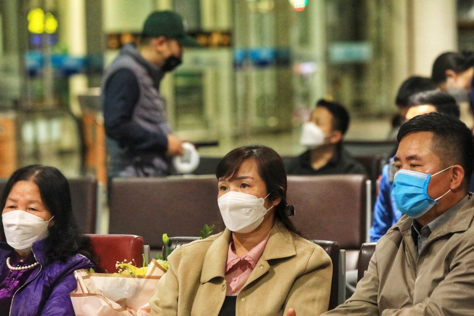 Rất đông người ngồi chờ đón người thân từ sáng sớm tại sân bay Quốc tế Nội Bài. (Ảnh: Tuấn Anh/TTXVN)