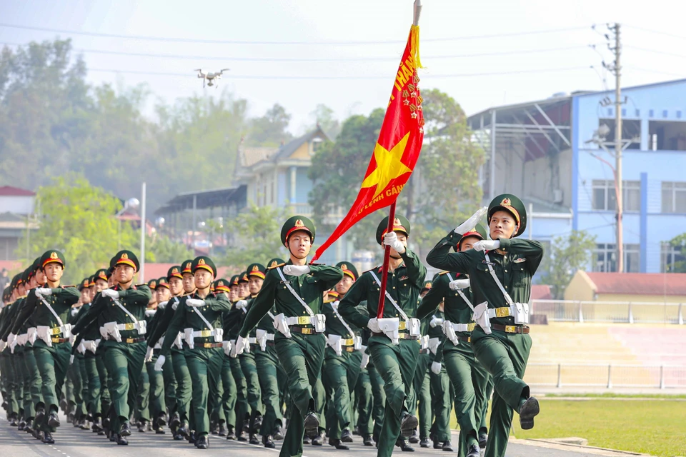 Khối sỹ quan Cảnh sát biển tham gia hợp luyện. (Ảnh: Xuân Tư/TTXVN)