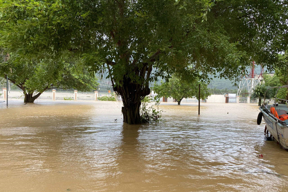 Nước lũ đổ về bất ngờ gây ngập hàng loạt địa phương, nhà dân và chia cắt các địa phương tại huyện Hoài Ân. (Ảnh: Phạm Kha/TTXVN)
