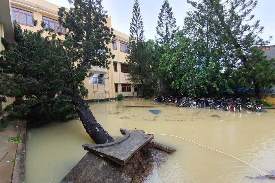 Trụ sở Ủy ban Nhân dân xã Tam Quan Bắc, thị xã Hoài Nhơn bị ngập. (Ảnh: Tường Quân/TTXVN)