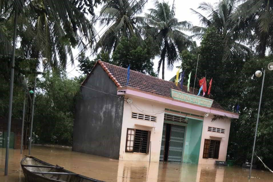 Nước lũ đổ về bất ngờ gây ngập hàng loạt địa phương, nhà dân và chia cắt các địa phương tại huyện Hoài Ân. (Ảnh: Phạm Kha/TTXVN)