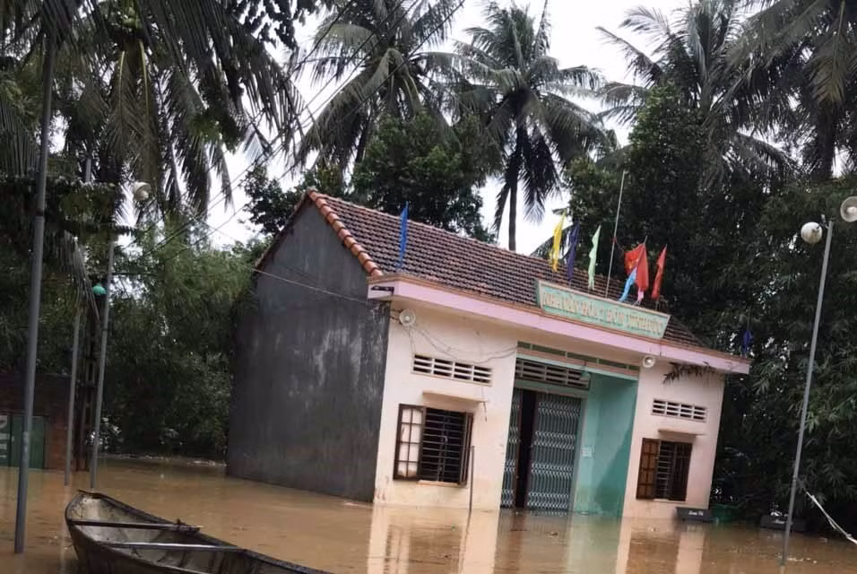 Nước lũ đổ về bất ngờ gây ngập hàng loạt địa phương, nhà dân và chia cắt các địa phương tại huyện Hoài Ân. (Ảnh: Phạm Kha/TTXVN)