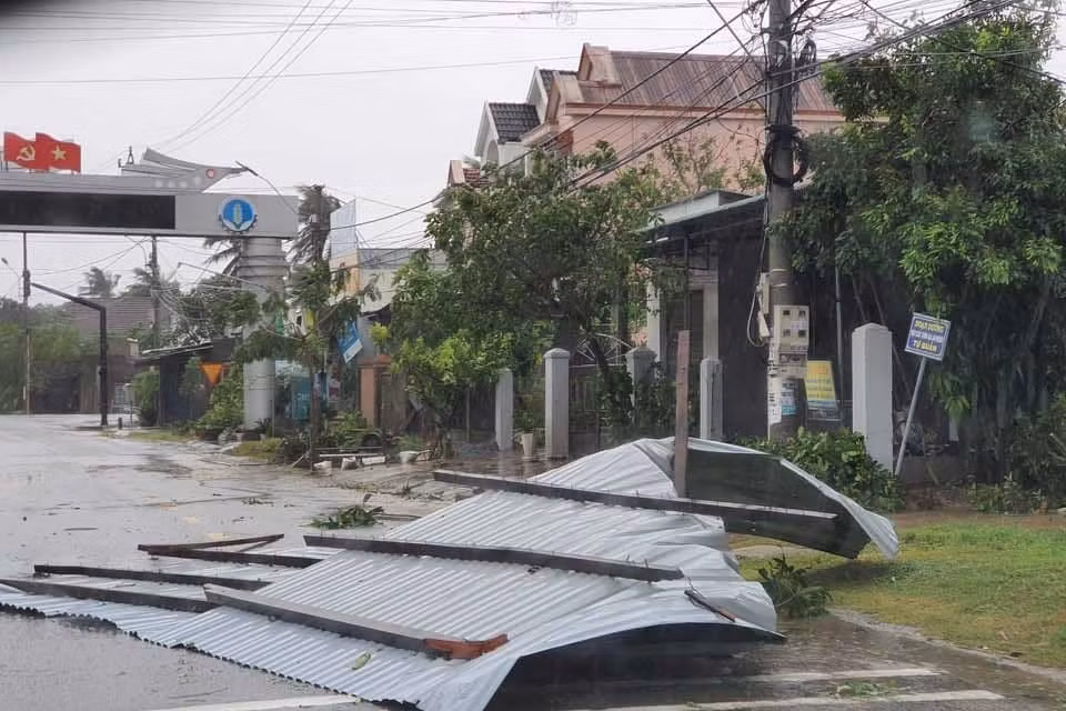 Mái nhà người dân tại thị xã Hoài Nhơn bị tốc bay ra đường. (Ảnh: Tường Quân/TTXVN)