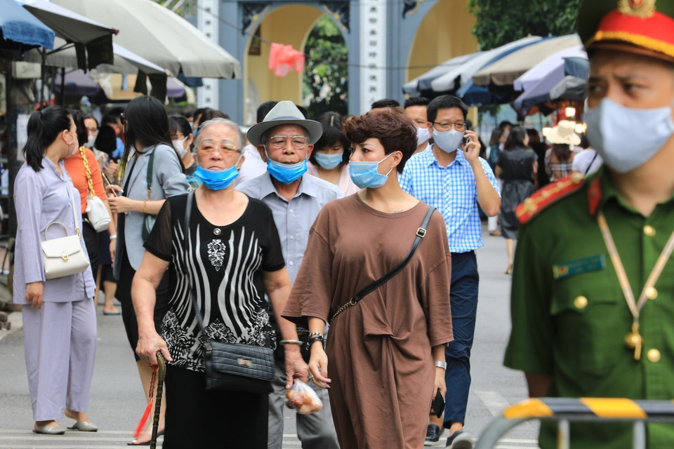 Đặc biệt nhiều người già không đeo khẩu trang phòng chống dịch khi đi Lễ tại Phủ Tây Hồ (người cao tuổi thuộc nhóm đối tượng có nguy cơ cao nhiễm COVID-19). (Ảnh: Thành Đạt/TTXVN)