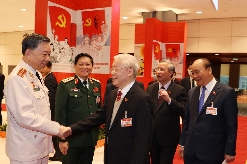 Tổng Bí thư, Chủ tịch nước Nguyễn Phú Trọng cùng Thủ tướng Nguyễn Xuân Phúc, Thường trực Ban Bí thư Trần Quốc Vượng với hai Đại tướng, Ủy viên Bộ Chính trị: Bộ trưởng Bộ Công an Tô Lâm và Bộ trưởng Bộ Quốc phòng Ngô Xuân Lịch dự phiên thảo luận các văn kiện đại hội, sáng 28/1. (Nguồn: TTXVN)