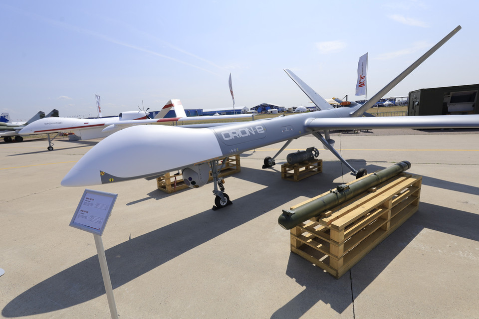 Máy bay chiến đấu không người lái Orion và vũ khí đi kèm lần đầu tiên được trưng bày tại triển lãm MAKS 2021. (Ảnh: Trần Hiếu/TTXVN)