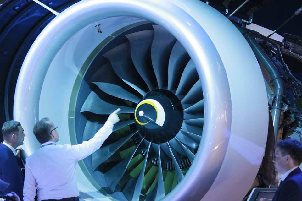 Mô hình động cơ khổng lồ thu hút sự quan tâm của khách tham quan. Ảnh: Duy Trinh - PV TTXVN tại Nga