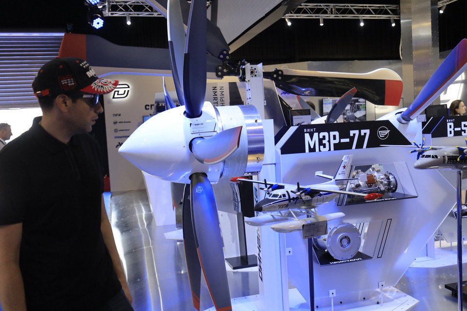 Khách tham quan mẫu sản phẩm tại MAKS 2021. (Ảnh: Duy Trinh/TTXVN)