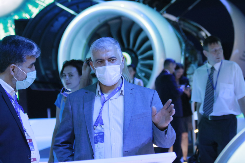 Bất chấp đại dịch COVID-19, triển lãm MAKS 2021 nhận được sự quan tâm của đông đảo quan chức và chuyên gia nước ngoài đến tham dự. (Ảnh: Trần Hiếu/TTXVN)