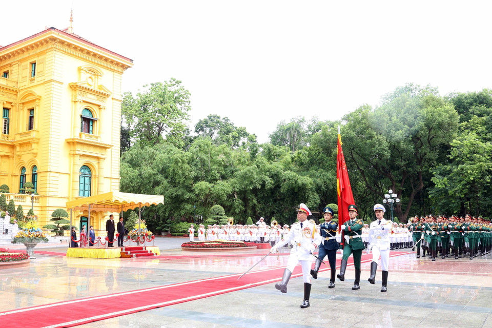 Quang cảnh lễ đón Tổng thống Hàn Quốc Yoon Suk Yeol và Phu nhân sang thăm cấp Nhà nước tới Việt Nam. (Ảnh: Thống Nhất/TTXVN)