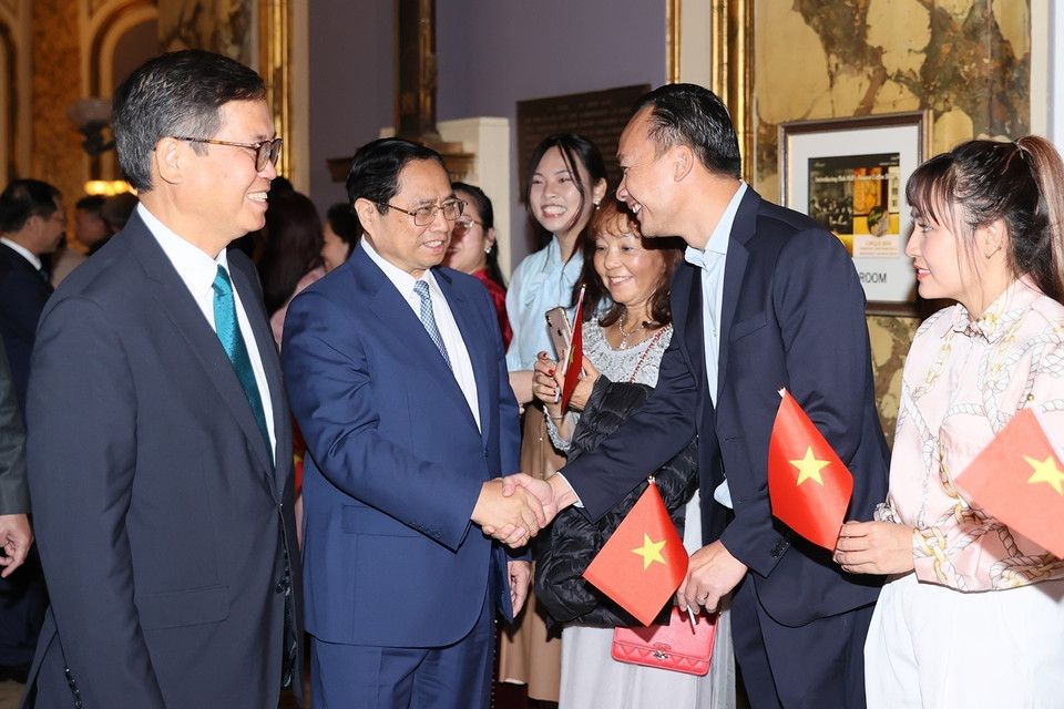 Đại diện cộng đồng người Việt Nam tại San Francisco, bang California đón Thủ tướng Phạm Minh Chính. (Ảnh: Dương Giang/TTXVN)