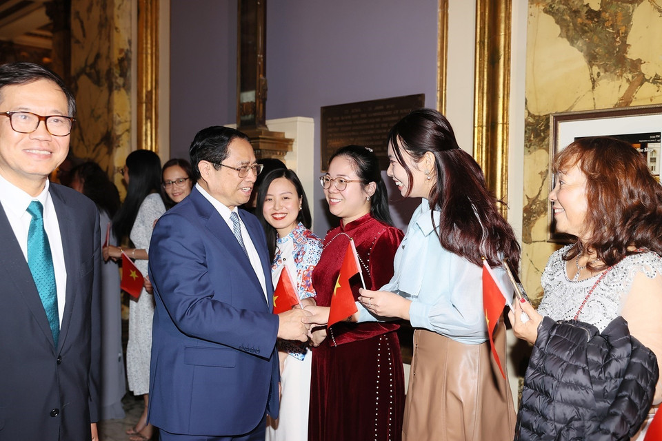 Đại diện cộng đồng người Việt Nam tại San Francisco, bang California đón Thủ tướng Phạm Minh Chính. (Ảnh: Dương Giang/TTXVN)