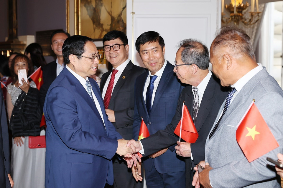 Đại diện cộng đồng người Việt Nam tại San Francisco, bang California đón Thủ tướng Phạm Minh Chính. (Ảnh: Dương Giang/TTXVN)