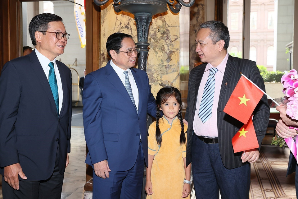 Tổng Lãnh sự Hoàng Anh Tuấn tại San Francisco, bang California đón Thủ tướng Phạm Minh Chính. (Ảnh: Dương Giang/TTXVN)