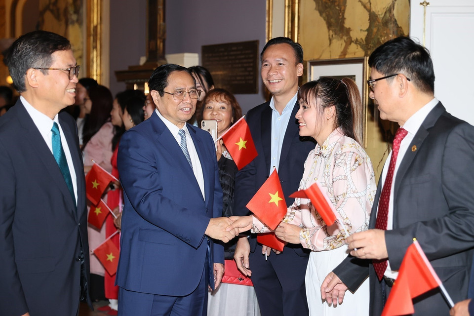 Đại diện cộng đồng người Việt Nam tại San Francisco, bang California đón Thủ tướng Phạm Minh Chính. (Ảnh: Dương Giang/TTXVN)