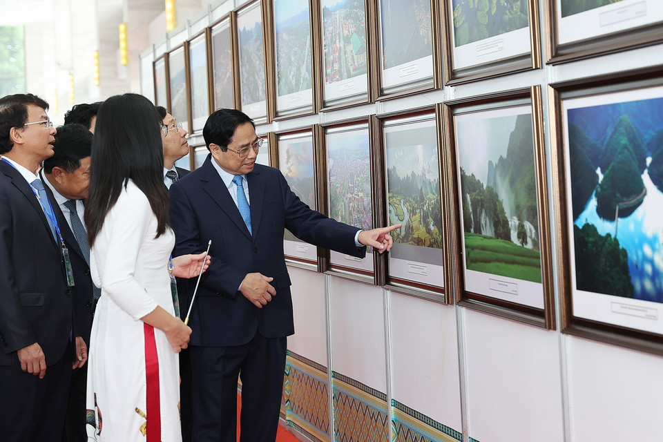 Thủ tướng Phạm Minh Chính và các đại biểu tham quan triển lãm ảnh “Trung du, miền núi phía Bắc tiềm văng và cơ hội.” (Ảnh: Dương Giang/TTXVN)