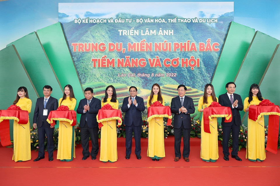 Thủ tướng Phạm Minh Chính và các đại biểu cắt băng khai mạc triển lãm ảnh “Trung du, miền núi phía Bắc tiềm văng và cơ hội.” (Ảnh: Dương Giang/TTXVN)