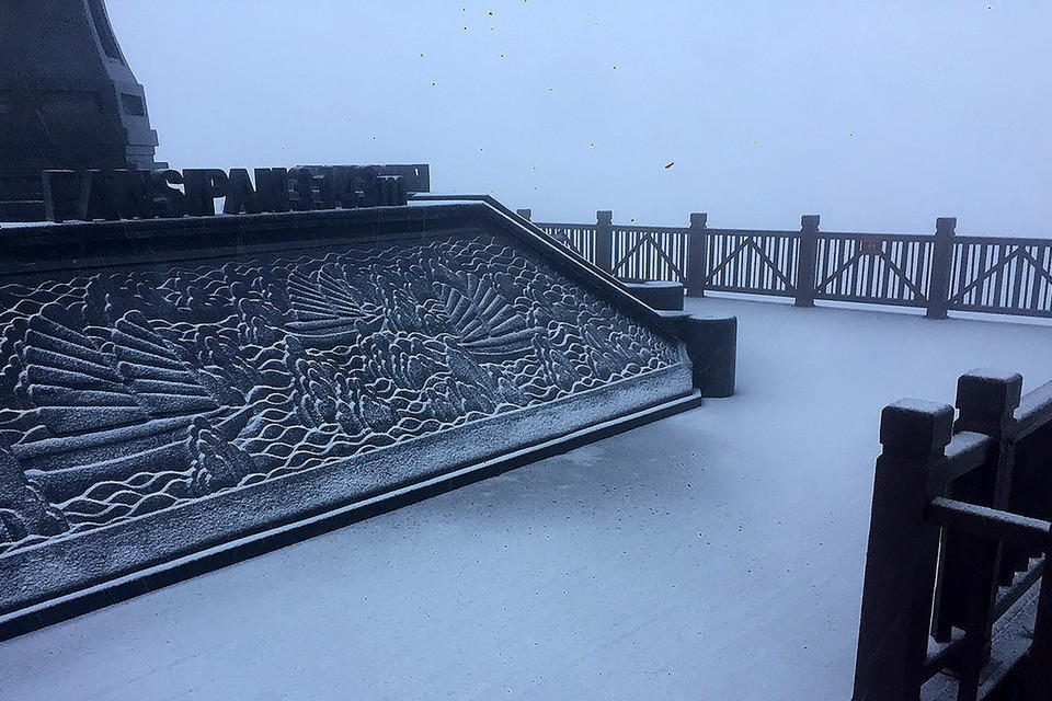 Tuyết rơi phủ trắng đỉnh Fansipan. (Ảnh: Quốc Khánh/TTXVN)